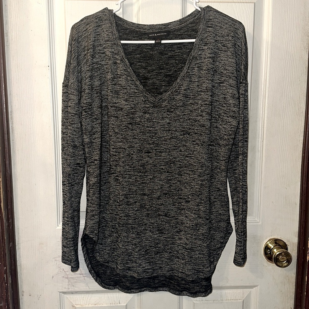 Rock & Republic Size Small heathered gray v-neck long sleeve tunic/tee top